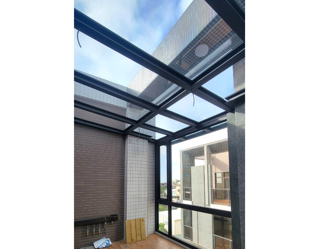 H鋼玻璃遮雨棚-宏誌鋁門窗